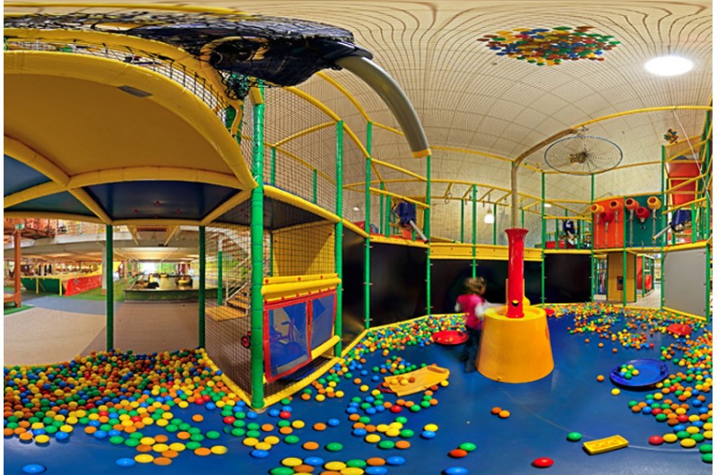 Spielendes Kind im Baellebad des Rabatzz Indoor Spielplatzes