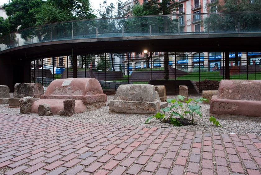 Museu d`Història de Barcelona MUHBA - Via Sepulcral Romana