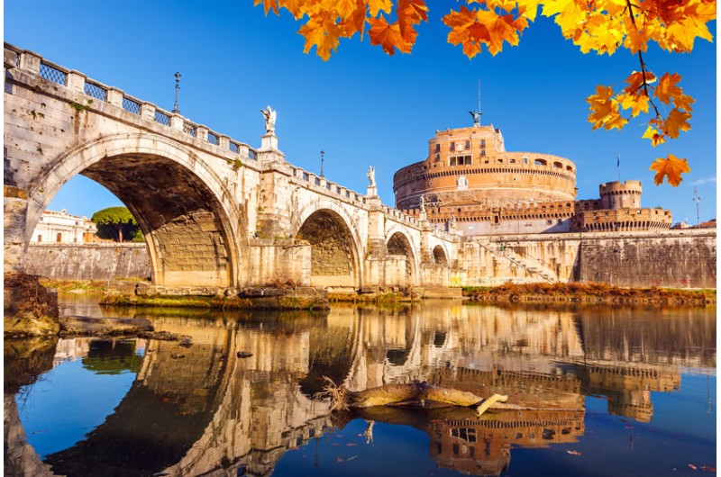Engelsburg mit Brücke über Fluss Tiber in Rom