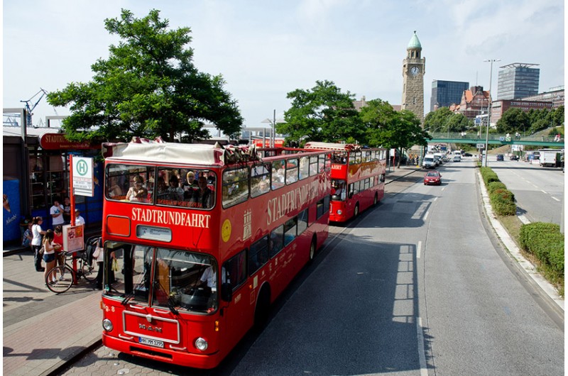 Die Haltestelle der Roten Doppeldecker an den Landungsbrücken in Hamburg