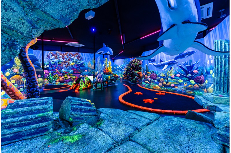 Die Schwarzlicht Minigolfbahn in Hamburg
