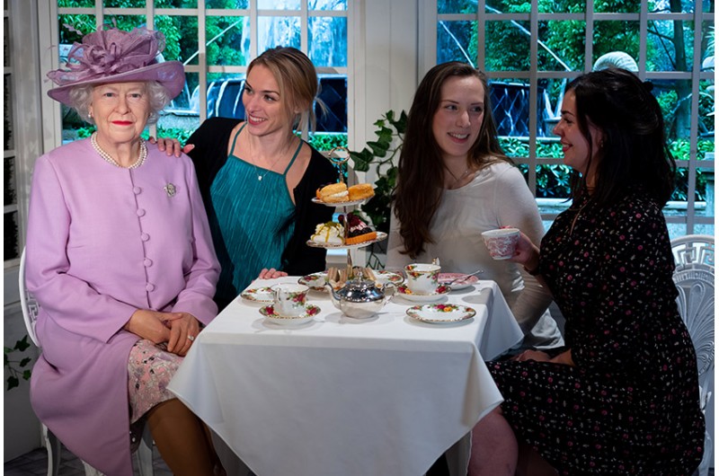 Trinke Tee mit Queen Elisabeth im Madame Tussauds London