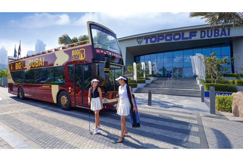 Der Big Bus Dubai vor dem Topgolf