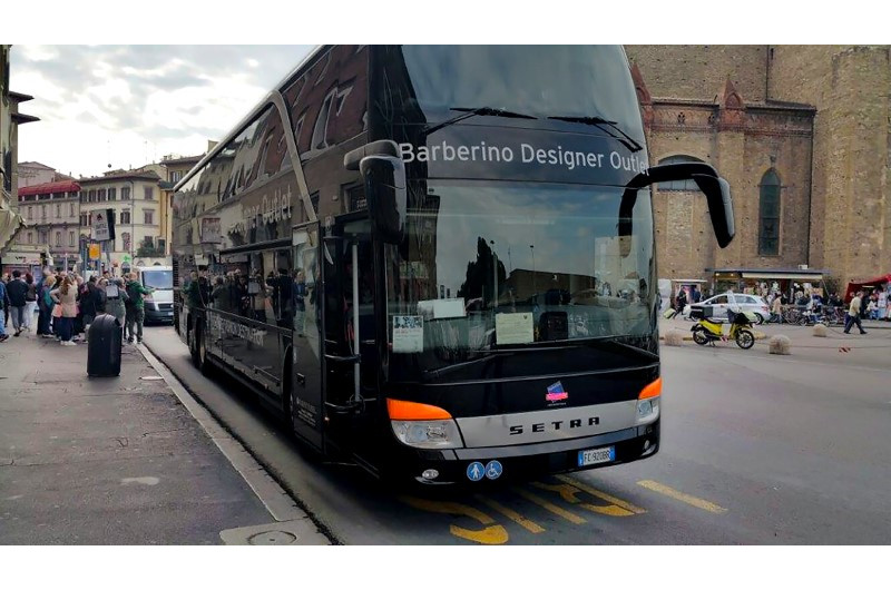 Shuttle Bus an der Haltestelle
