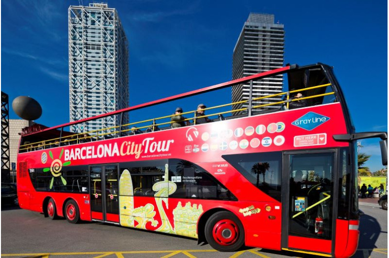 Hop-on-Hop-off-Bus in Barcelona vor Hochhäusern