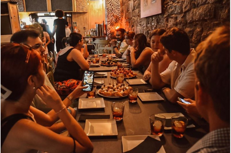 Gruppe von Besuchern in Tapasbar