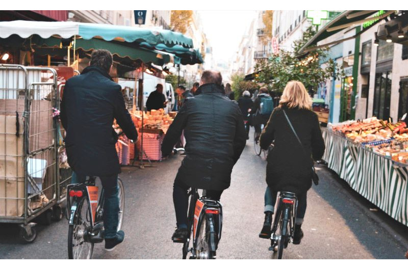 Radfahrer in engen Straßen in Paris