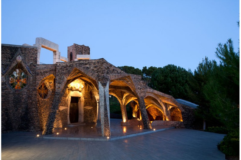 Die Cripta Gaudi von außen mit Beleuchtung