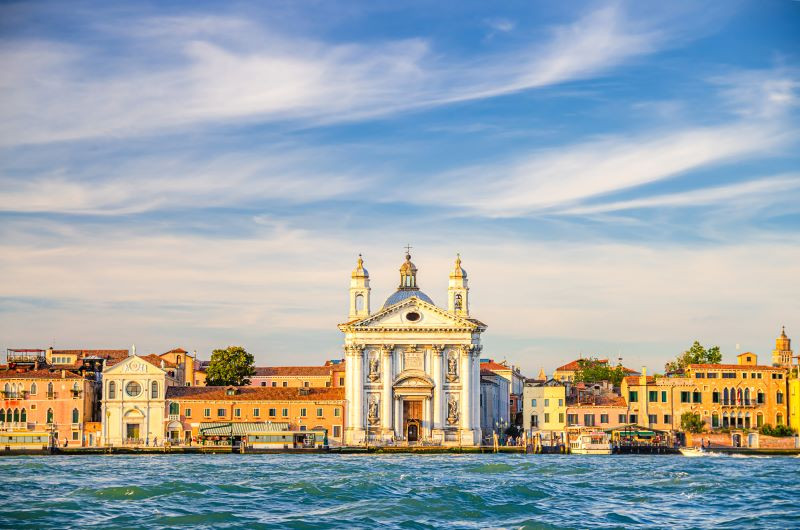 Aussenansicht der prunkvollen Kirche Chiesa di Santa Maria del Rosario am Canal Grande in Venedig