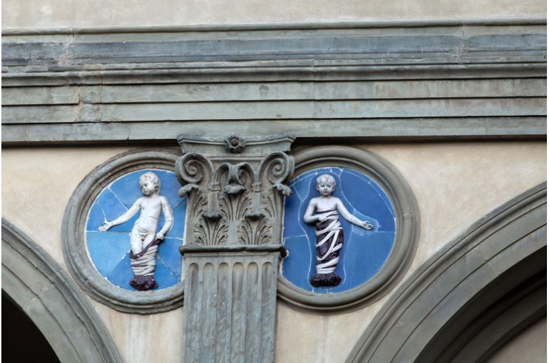 Medaillen an der Fassade des Museo degli Innocenti