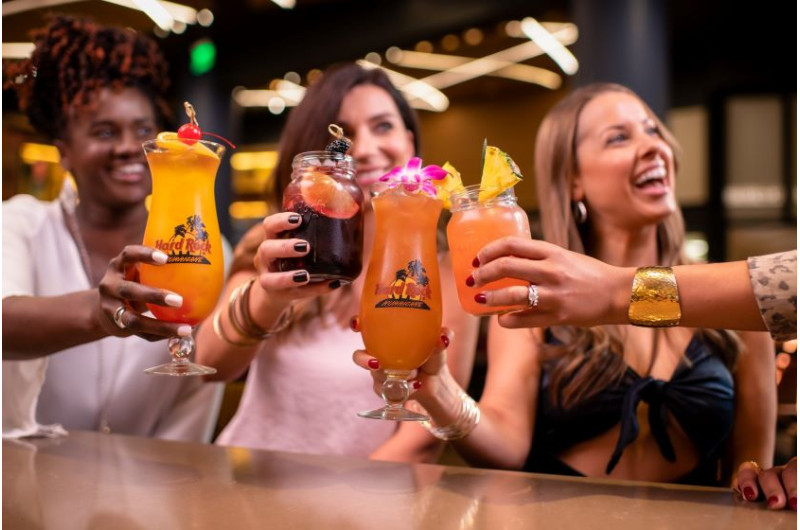 Cocktail trinken im Hard Rock Cafe München