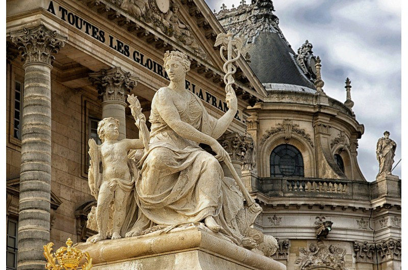 Blick auf eine Statue vor dem Schloss Versailles