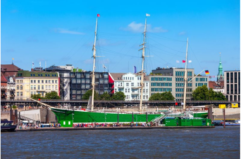 Die Rickmer Rickmers an den Landungsbrücken
