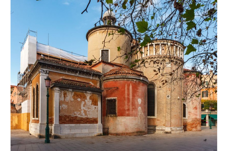 Aussenansicht der Kirche Chiesa di San Giacomo all'Orio in Venedig