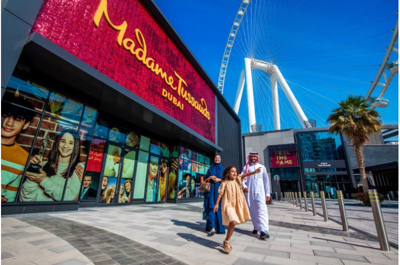 Außenansicht Madame Tussauds Dubai mit Familie