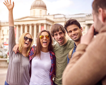 Gruppe junger Leute auf Reisen