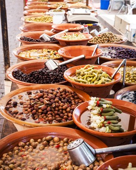 37841_Mallorca-Markt01-Oliven-Depositphotos-83031166-©-Kate_Smirno.jpg